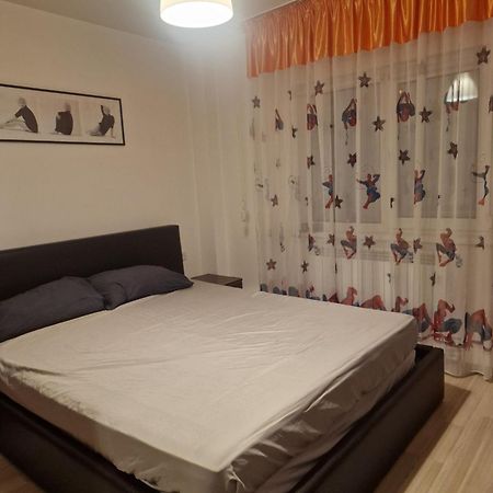 2 Bedrooms Apartment. Galati  Luaran gambar