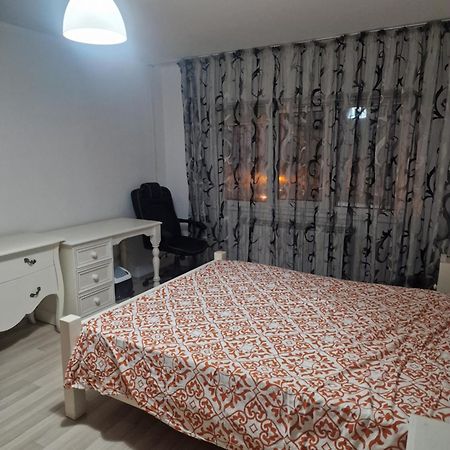 2 Bedrooms Apartment. Galati  Luaran gambar