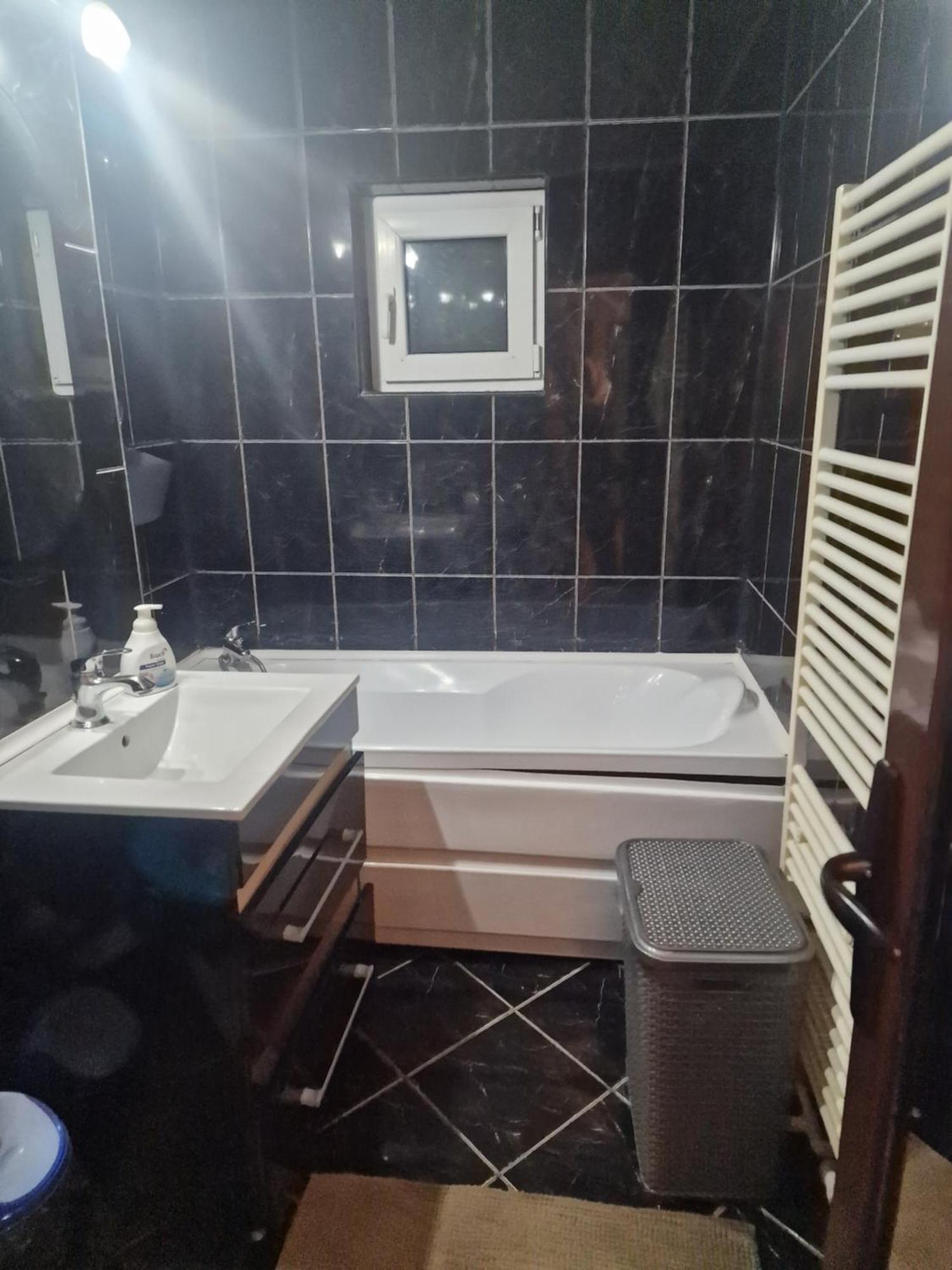 2 Bedrooms Apartment. Galati  Luaran gambar