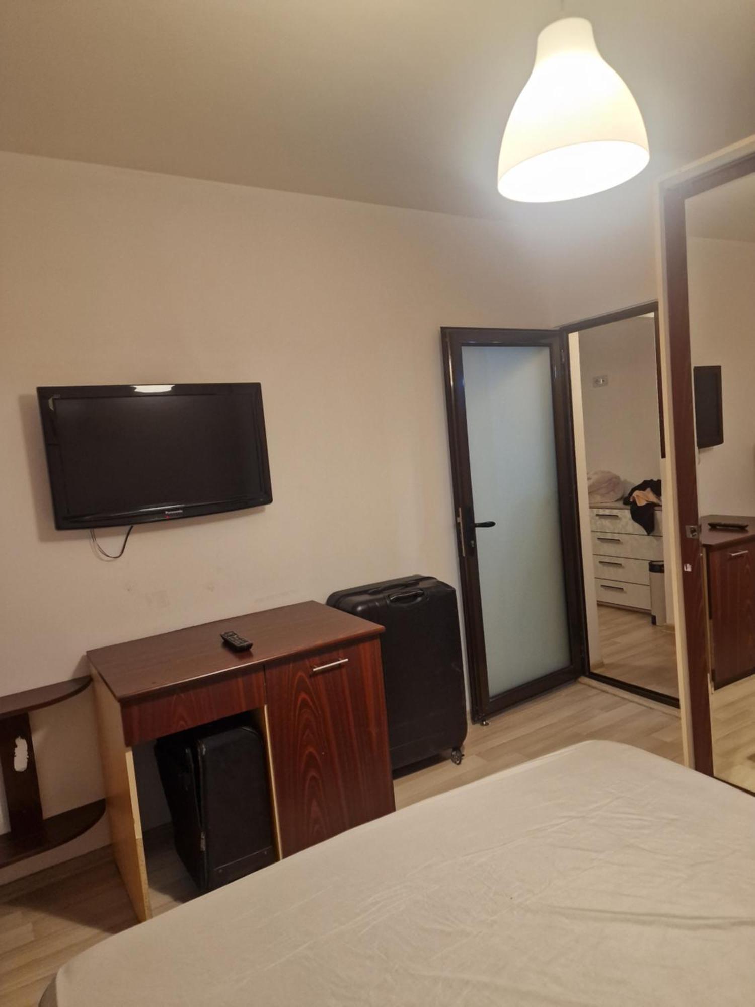 2 Bedrooms Apartment. Galati  Luaran gambar