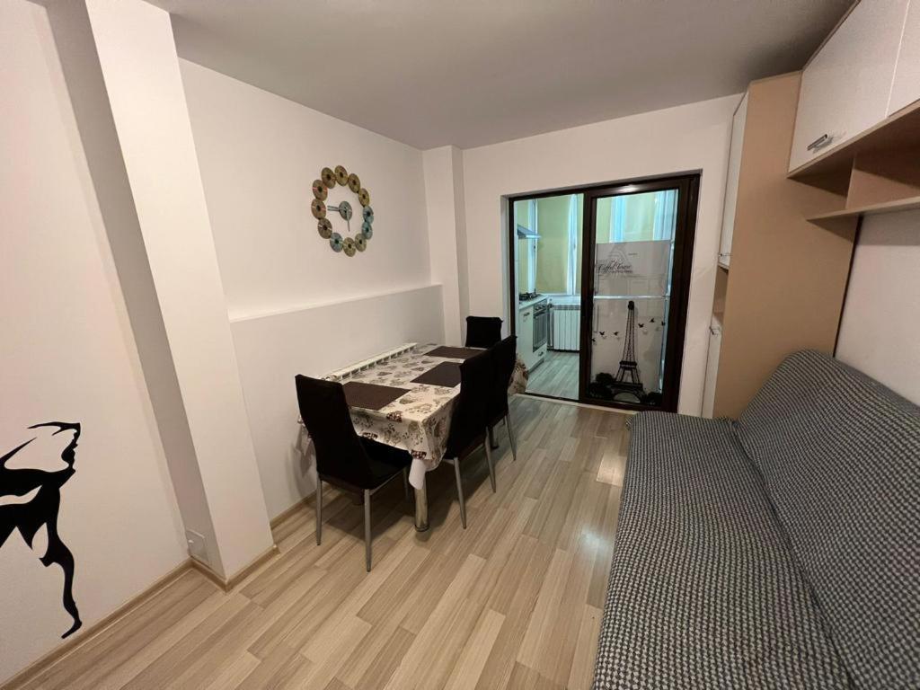 2 Bedrooms Apartment. Galati  Luaran gambar